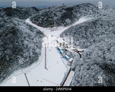 Chongqing. Januar 2024. Ein Luftdrohnenfoto, das am 24. Januar 2024 aufgenommen wurde, zeigt einen Blick auf das Skigebiet Jinfo Mountain im Bezirk Nanchuan, der südwestlichen chinesischen Gemeinde Chongqing. Quelle: Chu Jiayin/Xinhua/Alamy Live News Stockfoto