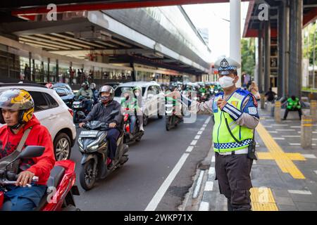 Jakarta, Indonesien - 22. Februar 2024: Polizeibeamter auf den Straßen von Jakarta, Indonesien Stockfoto