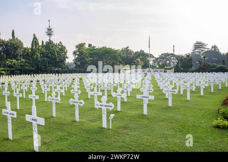 Jakarta, Indonesien - 21. Februar 2024: Ein Foto des Menteng Pulo Memorial Cemetery - dem niederländischen Kriegsfriedhof in Jakarta, Indonesien. Stockfoto