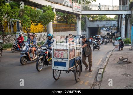 Jakarta, Indonesien - 21. Februar 2024: Menschen auf den Straßen von Jakarta, Indonesien. Stockfoto