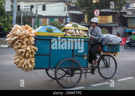 Jakarta, Indonesien - 21. Februar 2024: Menschen auf den Straßen von Jakarta, Indonesien. Stockfoto