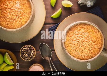 Arabische Küche; traditionelle orientalische Orzo-Suppe oder Vogelzungensuppe. Es ist köstliche Hühnerbrühe mit Orzo-Pasta. Stockfoto