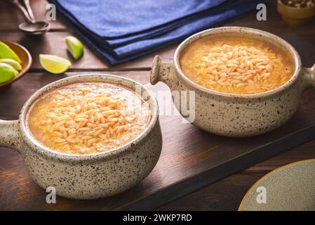 Arabische Küche; traditionelle orientalische Orzo-Suppe oder Vogelzungensuppe. Es ist köstliche Hühnerbrühe mit Orzo-Pasta. Stockfoto