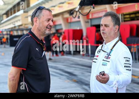 Sakhir, Bahrain. Februar 2024. (L bis R) Steve Nielsen (GBR) mit Ron Meadows (GBR) Mercedes AMG F1 Sporting Director. 22.02.2024. Formel-1-Test, Sakhir, Bahrain, Tag Zwei. Das Foto sollte lauten: XPB/Alamy Live News. Stockfoto