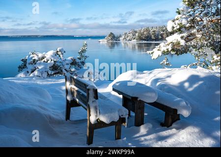 Ruhebereich mit Bänken und Tisch mit Blick auf den See Vattern Motala Schweden Stockfoto