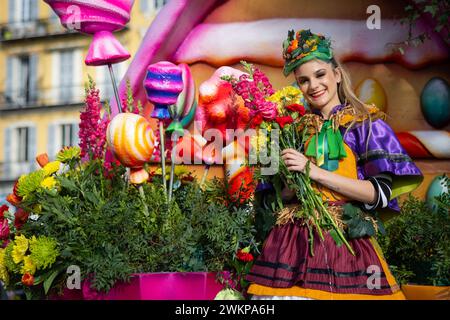 Nizza, Frankreich. Februar 2024. King of Pop First Flower Parade findet am 21. Februar 2024 in Nizza, Südfrankreich statt. Der Karneval in Nizza, der wichtigste internationale Karneval Frankreichs, ist das wichtigste Winterevent an der Cote d'Azur. Zwei Wochen Festlichkeiten erwecken die Stadt Nizza zum Leben, die „Karnevalsparaden“ („Corsi“) Tag und Nacht und die eleganten „Blumenparaden“ stehen auf dem Programm. Foto: Shootpix/ABACAPRESS.COM Credit: Abaca Press/Alamy Live News Stockfoto