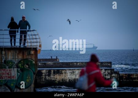 Odessa, Ukraine. Februar 2024. Ein Frachter verlässt den Hafen von Odessa am frühen Morgen im Schwarzen Meer. Am 24. Februar 2024 jährt sich der Beginn des russischen Aggressionskrieges gegen die Ukraine zum zweiten Mal. Quelle: Kay Nietfeld/dpa/Alamy Live News Stockfoto