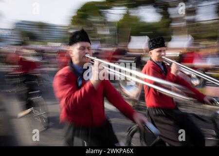 Nizza, Frankreich. Februar 2024. King of Pop First Flower Parade findet am 21. Februar 2024 in Nizza, Südfrankreich statt. Der Karneval in Nizza, der wichtigste internationale Karneval Frankreichs, ist das wichtigste Winterevent an der Cote d'Azur. Zwei Wochen Festlichkeiten erwecken die Stadt Nizza zum Leben, die „Karnevalsparaden“ („Corsi“) Tag und Nacht und die eleganten „Blumenparaden“ stehen auf dem Programm. Foto: Shootpix/ABACAPRESS.COM Credit: Abaca Press/Alamy Live News Stockfoto