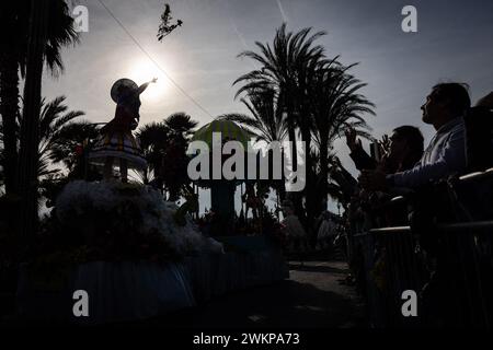Nizza, Frankreich. Februar 2024. King of Pop First Flower Parade findet am 21. Februar 2024 in Nizza, Südfrankreich statt. Der Karneval in Nizza, der wichtigste internationale Karneval Frankreichs, ist das wichtigste Winterevent an der Cote d'Azur. Zwei Wochen Festlichkeiten erwecken die Stadt Nizza zum Leben, die „Karnevalsparaden“ („Corsi“) Tag und Nacht und die eleganten „Blumenparaden“ stehen auf dem Programm. Foto: Shootpix/ABACAPRESS.COM Credit: Abaca Press/Alamy Live News Stockfoto