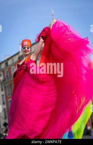 Nizza, Frankreich. Februar 2024. King of Pop First Flower Parade findet am 21. Februar 2024 in Nizza, Südfrankreich statt. Der Karneval in Nizza, der wichtigste internationale Karneval Frankreichs, ist das wichtigste Winterevent an der Cote d'Azur. Zwei Wochen Festlichkeiten erwecken die Stadt Nizza zum Leben, die „Karnevalsparaden“ („Corsi“) Tag und Nacht und die eleganten „Blumenparaden“ stehen auf dem Programm. Foto: Shootpix/ABACAPRESS.COM Credit: Abaca Press/Alamy Live News Stockfoto