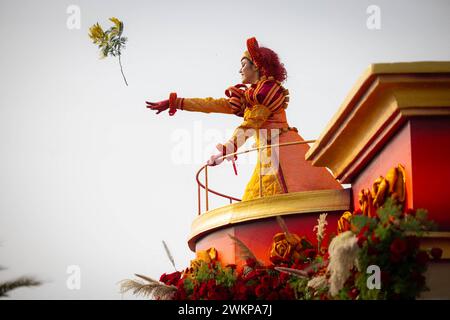 Nizza, Frankreich. Februar 2024. King of Pop First Flower Parade findet am 21. Februar 2024 in Nizza, Südfrankreich statt. Der Karneval in Nizza, der wichtigste internationale Karneval Frankreichs, ist das wichtigste Winterevent an der Cote d'Azur. Zwei Wochen Festlichkeiten erwecken die Stadt Nizza zum Leben, die „Karnevalsparaden“ („Corsi“) Tag und Nacht und die eleganten „Blumenparaden“ stehen auf dem Programm. Foto: Shootpix/ABACAPRESS.COM Credit: Abaca Press/Alamy Live News Stockfoto