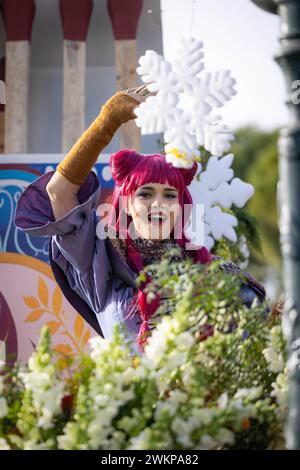 Nizza, Frankreich. Februar 2024. King of Pop First Flower Parade findet am 21. Februar 2024 in Nizza, Südfrankreich statt. Der Karneval in Nizza, der wichtigste internationale Karneval Frankreichs, ist das wichtigste Winterevent an der Cote d'Azur. Zwei Wochen Festlichkeiten erwecken die Stadt Nizza zum Leben, die „Karnevalsparaden“ („Corsi“) Tag und Nacht und die eleganten „Blumenparaden“ stehen auf dem Programm. Foto: Shootpix/ABACAPRESS.COM Credit: Abaca Press/Alamy Live News Stockfoto