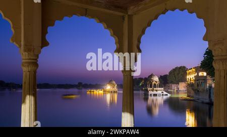 Das historische Chhatri, ein erhöhter Kuppelpavillon im Gadisar Lake, Rajasthan, Indien, wurde während der Dämmerung gedreht. Stockfoto