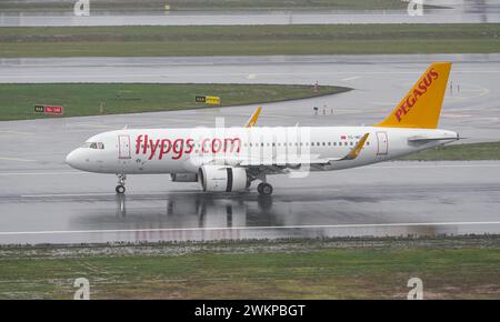 ISTANBUL, TURKIYE - 15. OKTOBER 2022: Pegasus Airlines Airbus A320-251N (9411) landet am Flughafen Istanbul Stockfoto