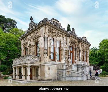 Istanbul, Türkei - 12. Mai 2023: Ihlamur Pavillon oder Ihlamur Kasri, ein ehemaliger kaiserlicher osmanischer Sommerpavillon, der während der Regierungszeit von Sultan Abdulmecid I. in Nisantasi Ihlamur St., Sisli errichtet wurde Stockfoto