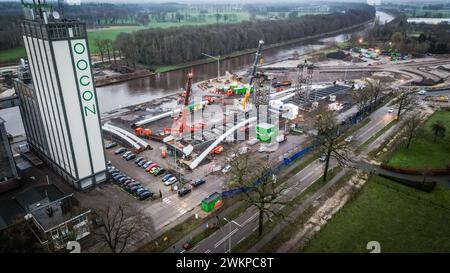 LOCHEM – ein Teil einer im Bau befindlichen Brücke am Goorseweg ist eingestürzt. Der Unfall führte zu zwei Todesopfern. ANP ROLAND HEITINK niederlande aus - belgien aus Stockfoto