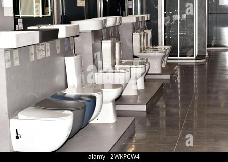 Brovary. Kiew. Ukraine. 02.21.2024. Schaufenster in einem Geschäft mit Toiletten. Stockfoto