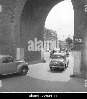 In Italien in den 1950er Jahren Autos auf der Straße. Mailand Italien 1950. Foto Kristoffersson Ref. DV19 *** Lokale Bildunterschrift *** © Classic Picture Library. Alle Rechte vorbehalten. Geschützt durch eine digitale Signatur. Bildüberwachung und -Schutz ist auf diesem Bild aktiviert. Die Lizenz, Präsentation oder Newsletter beinhaltet KEINE Nutzung in sozialen Medien. Stockfoto