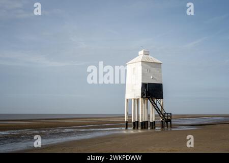 Ein Wintermorgen am Strand am Burnham-on-Sea Lighthouse Stockfoto