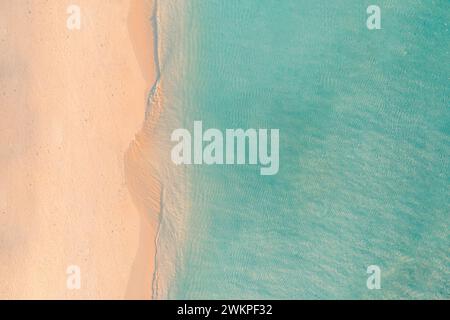 Ruhiger, breiter Strand mit herrlicher Strandlandschaft Sommerurlaub mediterraner Urlaub. Wellen stürzen auf erstaunliche blaue Meeresbucht Meer Panorama Sandküste. Ruhig Stockfoto