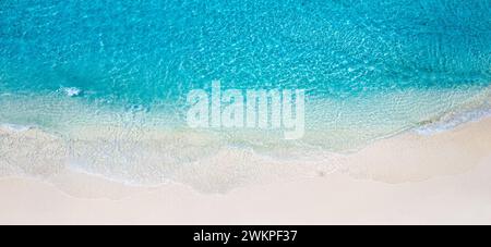 Ruhiger, breiter Strand mit herrlicher Strandlandschaft Sommerurlaub mediterraner Urlaub. Wellen stürzen auf erstaunliche blaue Meeresbucht Meer Panorama Sandküste. Ruhig Stockfoto
