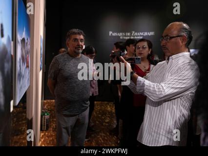 Mexiko-Stadt, Mexiko. Februar 2024. Ein Besucher macht Fotos während einer Fotoausstellung des chinesischen Zhangjiajie in Mexiko-Stadt, Mexiko, 20. Februar 2024. Quelle: Li Mengxin/Xinhua/Alamy Live News Stockfoto