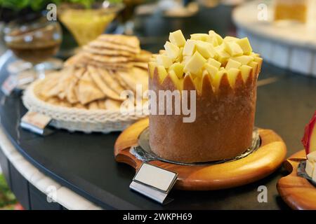 Speisen, Käse und Brot im Restaurant für Catering-Service, Buffet-Auswahl und Bankett zum Essen. Cafeteria, gute Küche und Nähe Stockfoto