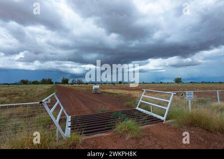 Stürmischer Himmel über Ackerland im australischen Outback bei Cunnamulla, Queensland, QLD, Australien Stockfoto
