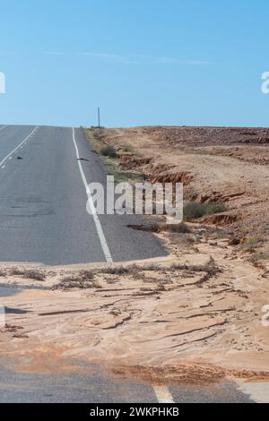 Die Straße wurde durch den tropischen Wirbelsturm KIRRILY im australischen Outback, Innamincka, Queensland, QLD, Australien beschädigt Stockfoto