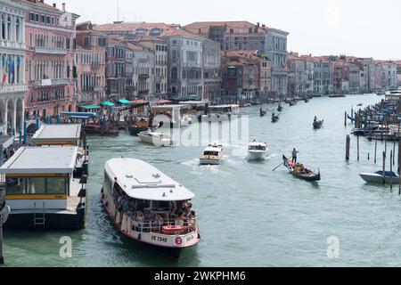 Haltestelle Vaporetto Rialto, venezianischer Renaissance Palazzo Grimani di San Luca von Michele Sanmicheli aus dem 16. Jahrhundert auf Canal Grande (Canal Grande) in San Stockfoto