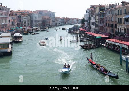 Haltestelle Vaporetto Rialto, venezianischer Renaissance Palazzo Grimani di San Luca von Michele Sanmicheli aus dem 16. Jahrhundert auf Canal Grande (Canal Grande) in San Stockfoto