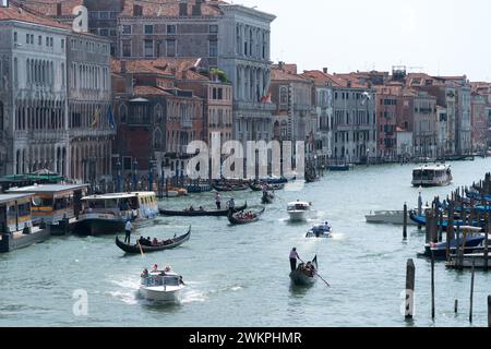 Haltestelle Vaporetto Rialto, venezianischer Renaissance Palazzo Grimani di San Luca von Michele Sanmicheli aus dem 16. Jahrhundert auf Canal Grande (Canal Grande) in San Stockfoto