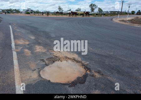 Die Straße wurde durch den tropischen Wirbelsturm KIRRILY im australischen Outback, Innamincka, Queensland, QLD, Australien beschädigt Stockfoto