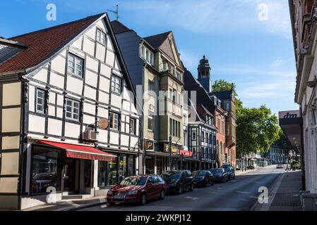 Essen, Deutschland - 21. August 2022: Straßenblick auf das traditionelle deutsche Architekturviertel im Herzen des Vorortes Werden mit Fachwerkhäusern Stockfoto