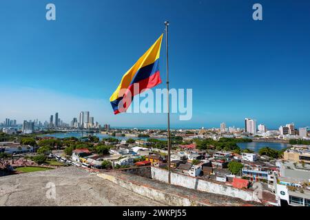 Städtische Skyline der Stadt Cartagena de Indias an der Karibikküste Kolumbiens. Vor kolumbianischer Flagge. Blick von der Festung San Felipe de Barajas. Stockfoto