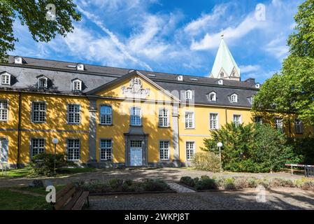 Essen, Deutschland - 21. August 2022: Straßenblick auf die St. Stiftskirche Ludgerus und Universität der Künste Folkwang in Essen-Werden, Nordrhein-Westph Stockfoto