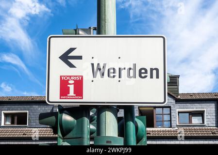 Essen, Deutschland - 21. August 2022: Straßeninformation zum Stadtteil Werden im Süden der Stadt Essen und Touristeninformation Stockfoto