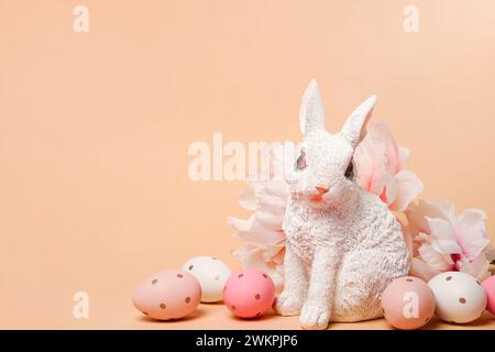 Frohe Ostern. Glückwunsch beige Ostern Hintergrund mit Häschen, Eiern und Blumen, Kopierraum Stockfoto