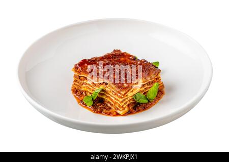 Béchamelsauce und Lasagne mit Hackfleisch auf weißem Hintergrund Stockfoto