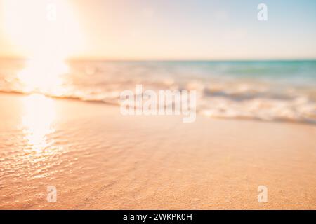 Fantastischer Blick aus der Nähe auf die ruhigen Meerwasserwellen mit orangefarbenem Sonnenaufgang Sonnenuntergang. Meditation an der Inselküste, Inspiration friedlich. Sommerurlaub, ho Stockfoto