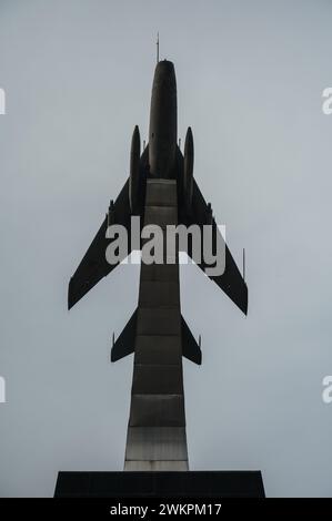 Das Denkmal der Armee ist ein altes sowjetisches Kampfflugzeug aus dem Zweiten Weltkrieg auf dem Hintergrund des Himmels Stockfoto