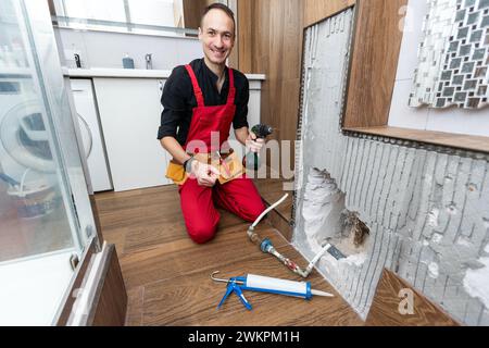 Bauarbeiter mit Wasserwaage arbeitet an Renovierungen Stockfoto