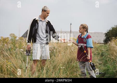 HARRIS DICKINSON und LOLA CAMPBELL in SCRAPPER (2023), Regie: CHARLOTTE REGAN. BBC Films / British Film Institute / Album Stockfoto