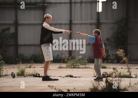 HARRIS DICKINSON und LOLA CAMPBELL in SCRAPPER (2023), Regie: CHARLOTTE REGAN. BBC Films / British Film Institute / Album Stockfoto