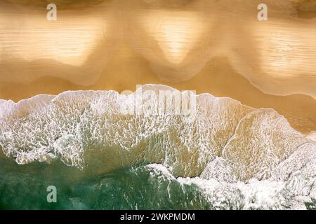 Luftaufnahme von Seventy Five Mile Beach auf der zum Weltkulturerbe gehörenden Fraser Island. Stockfoto