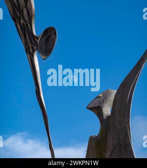 Der erste Viertelmond zwischen den Häuptern der Empowerment-Statue Stockfoto