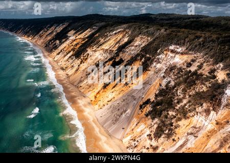 Blick aus der Vogelperspektive auf den farbigen Sand von Rainbow Beach an der Sunshine Coast in Queensland. Stockfoto