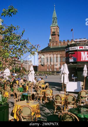 Cafe am Rathausplatz, Radhuspladsen und Radhus, Kopenhagen, Dänemark, Skandinavien, Europa Stockfoto