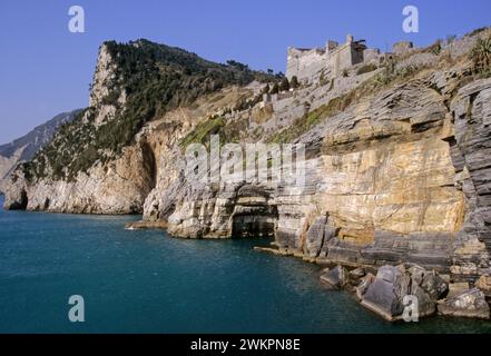 Byrons Höhle und Portovenere Burg - Riviera di Levante - Ligurien - Italien Stockfoto