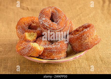 Eine Nahaufnahme frischer Donuts auf Burlap Cloth. Stockfoto